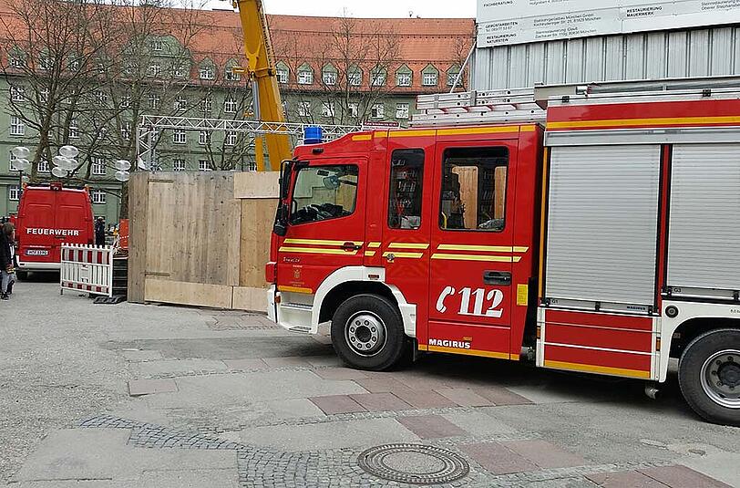 Arbeiter am Nordturm entdeckten den hilflosen Vogel und riefen die Feuerwehr.