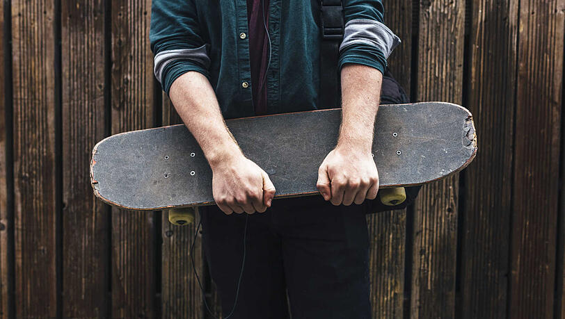 Der Radler hatte ein Skateboard dabei und schlug damit auf das Auto ein. (Symbolbild) Der Radler hatte ein Skateboard dabei und schlug damit auf das Auto ein. (Symbolbild)