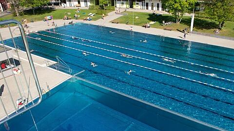 Besucher schwimmen durch das Becken im Westbad in Nürnberg. Foto: Timm Schamberger