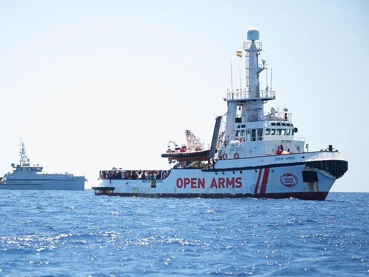 Sechs europäische Staaten haben sich zur Aufnahme von Menschen von dem blockierten Rettungsschiff "Open Arms" bereiterklärt.