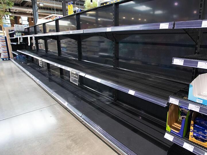 Leere Regale Mitte März in einem Supermarkt in Göppingen.