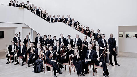 Die Münchner Symphoniker und ihr Chefdirigent Kevin John Edusei.