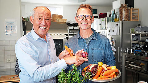 Tollwood-Gastronomieleiter Norbert Keßler (l.) und Holger Stromberg machen sich für pflanzliche Ernährung stark.