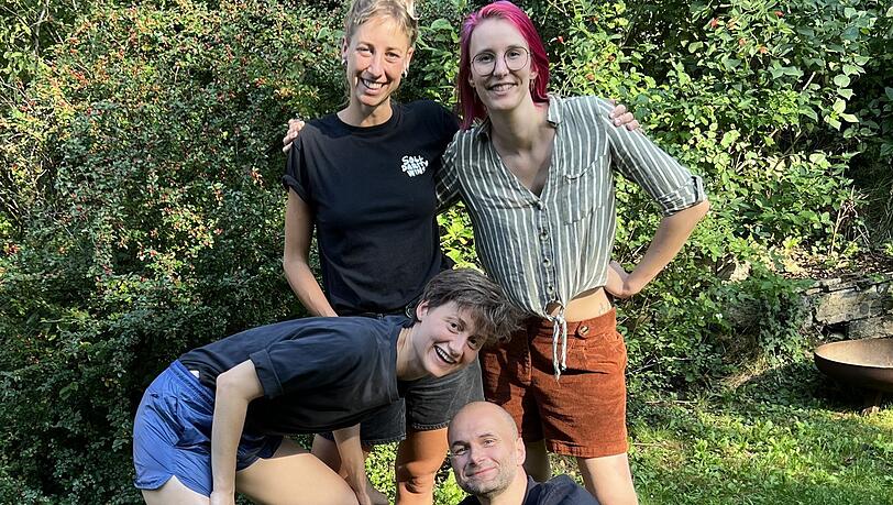 Ein erstes gemeinsames Foto des Glitch-Gründungsteams mit Johanna Hopp, Nadine Osbild, Anne Kristin Kristiansen und Sebastian Pfotenhauer. Ein erstes gemeinsames Foto des Glitch-Gründungsteams mit Johanna Hopp, Nadine Osbild, Anne Kristin Kristiansen und Sebastian Pfotenhauer.