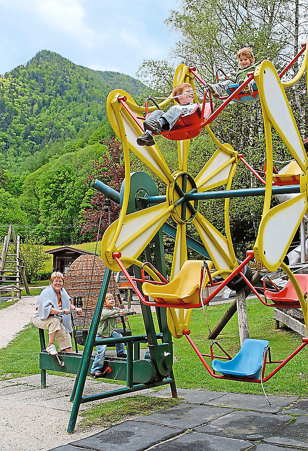 Der Märchenerlebnispark Marquartstein im Chiemgau: Damit sich dieses "Riesenrad" bewegt, muss fleißig Fahrrad gefahren werden. Der Märchenerlebnispark Marquartstein im Chiemgau: Damit sich dieses "Riesenrad" bewegt, muss fleißig Fahrrad gefahren werden.