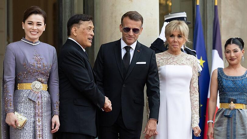 K&ouml;nigin Suthida (li.) neben Rama X., Emmanuel und Brigitte Macron sowie Prinzessin Sirivannavari.