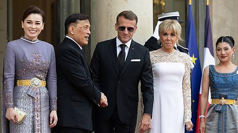 K&ouml;nigin Suthida (li.) neben Rama X., Emmanuel und Brigitte Macron sowie Prinzessin Sirivannavari.
