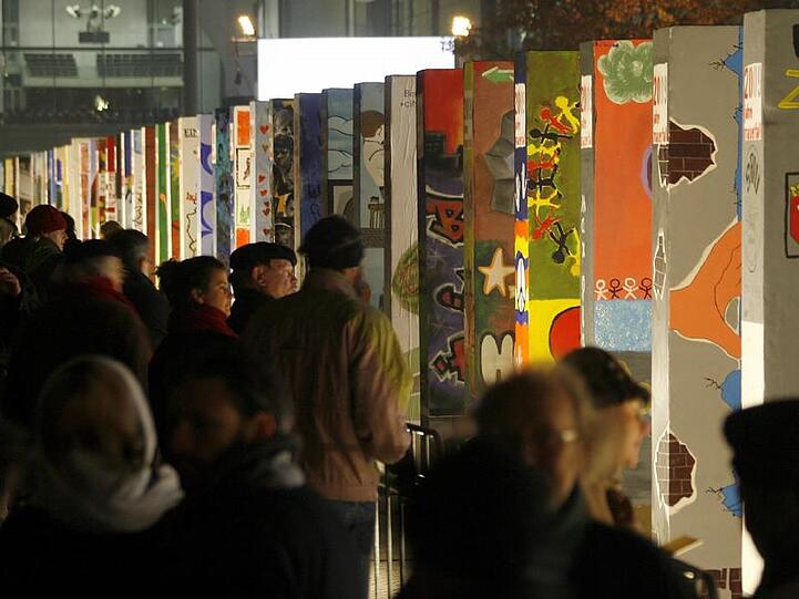 Rund 1000 Dominosteine sollen in Berlin auf einer Strecke von 1,5 Kilometern umkippen und den Mauerfall symbolisieren.