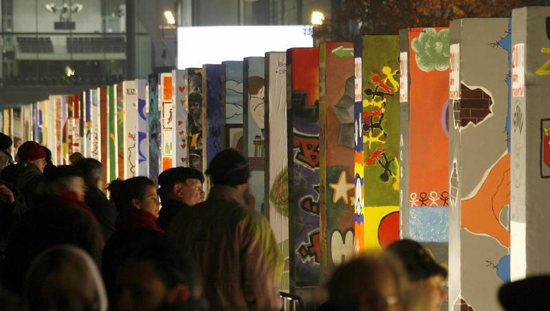 Rund 1000 Dominosteine sollen in Berlin auf einer Strecke von 1,5 Kilometern umkippen und den Mauerfall symbolisieren. Rund 1000 Dominosteine sollen in Berlin auf einer Strecke von 1,5 Kilometern umkippen und den Mauerfall symbolisieren.