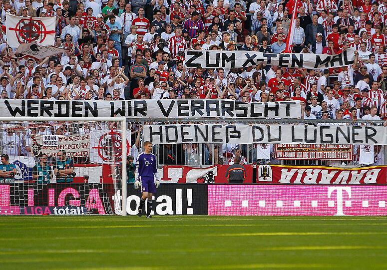 Bayern-Fans bezeichnen Präsident Uli Hoeneß als Lügner.