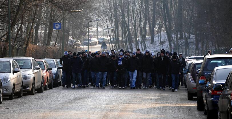 Eine Mauer des Protests: Gut 200 wütende Hertha-Fans stürmten am Sonntagmorgen nach dem 0:5 ihres Klubs beim VfB Stuttgart das Klubgelände im Westen der Stadt.