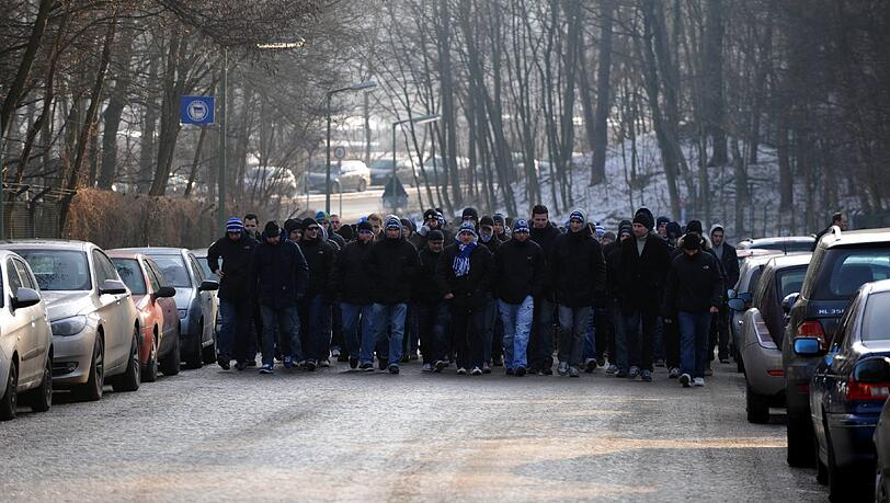 Eine Mauer des Protests: Gut 200 wütende Hertha-Fans stürmten am Sonntagmorgen nach dem 0:5 ihres Klubs beim VfB Stuttgart das Klubgelände im Westen der Stadt. Eine Mauer des Protests: Gut 200 wütende Hertha-Fans stürmten am Sonntagmorgen nach dem 0:5 ihres Klubs beim VfB Stuttgart das Klubgelände im Westen der Stadt.