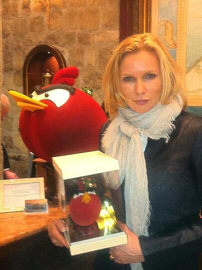 Das Treffen mit dem berühmten "Angry Bird" hat Veronika Ferres gleich auf Twitter dokumentiert, ...