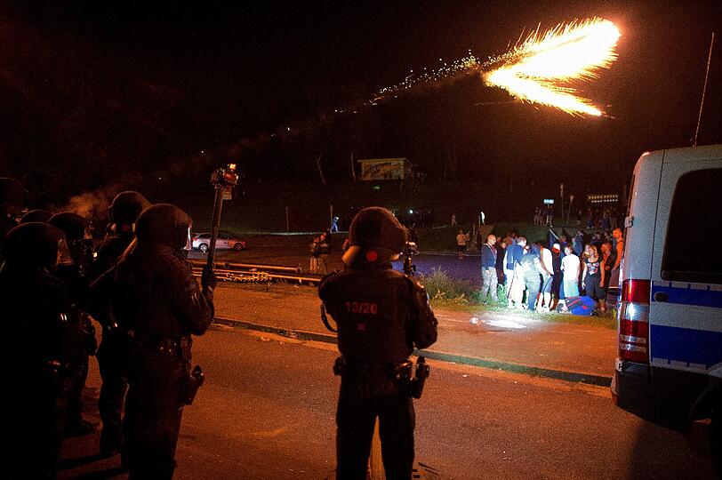 Polizei sichert den ehemaligen Praktiker Baumarkt in Heidenau vor Übergriffen von Gegner der Asylunterkunft. Foto: Arno Burgi