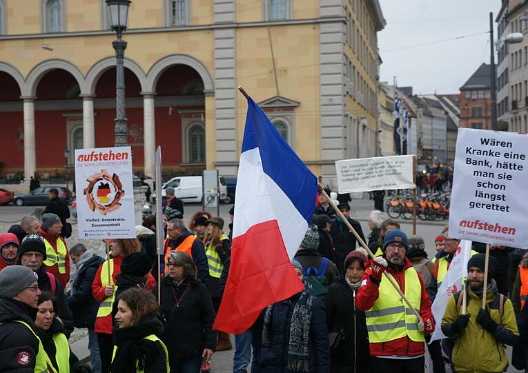 Gelbwesten demonstrieren vor dem Bayerischen Nationaltheater.