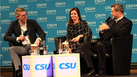 Markus Blume (li.) im Gespräch mit Markus Söder (re.) und OB-Kandidatin Kristina Frank.