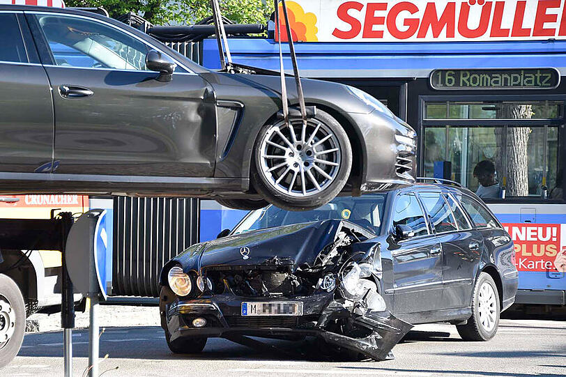 Auf dem Herkomerplatz in Bogenhausen krachte ein Mercedes in einen Porsche: Die Bilder von der Unfallstelle.