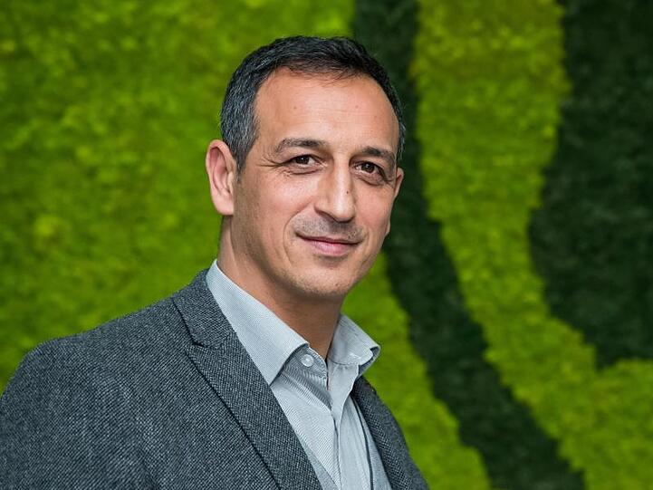 Sportdirektor des Fußball-Zweitligisten SpVgg Greuther Fürth, Rachid Azzouzi. Foto: Daniel Karmann/dpa/Archivbild