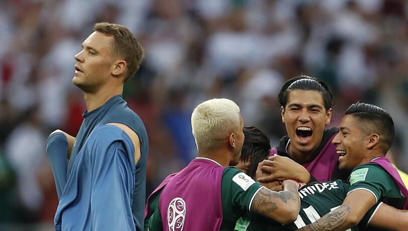 WM-Enttäuschung im Jahr 2018: Manuel Neuer (l.) und das DFB-Team verlieren mit 0:1 gegen Mexiko.