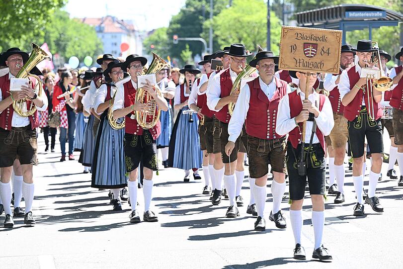 Die Blaskapelle Maisach bei der Parade.