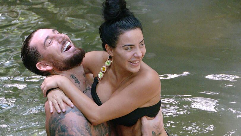 Leyla und Mike kommen sich im Dschungel-Weiher näher. Leyla und Mike kommen sich im Dschungel-Weiher näher.