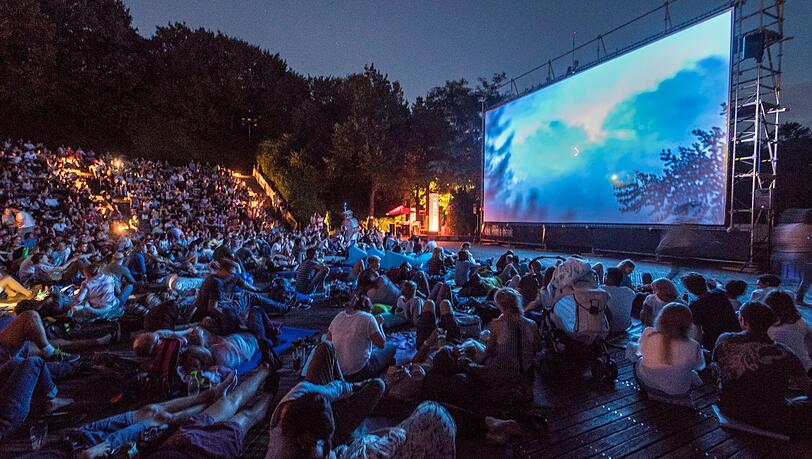 Bei gutem Wetter ist die Seebühne im Westpark ein fantastisches Open-Air-Kino Bei gutem Wetter ist die Seebühne im Westpark ein fantastisches Open-Air-Kino
