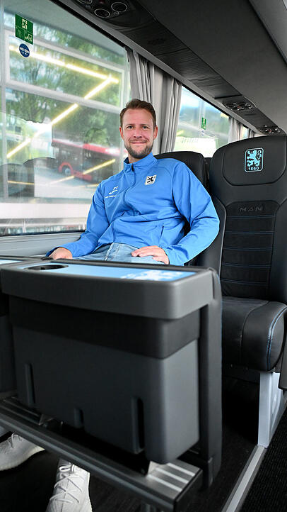Thomas Dähne hat im neuen Mannschaftsbus bereits Platz genommen. Thomas Dähne hat im neuen Mannschaftsbus bereits Platz genommen.