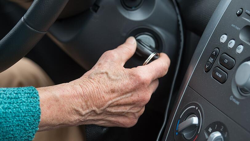 Eine Studie hat herausgefunden, was Ursachen für Verkehrsunfälle Älterer sind. (Symbolbild) Eine Studie hat herausgefunden, was Ursachen für Verkehrsunfälle Älterer sind. (Symbolbild)