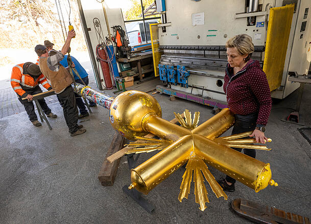 Am kommenden Wochenende (29. November) startet auf der Zugspitze die Skisaison. Bis dahin soll auch das beliebte Gipfelkreuz zurückkehren. Aktuell wird es bei Kunstschmiedin Andrea Würzinger gereinigt und repariert. Am kommenden Wochenende (29. November) startet auf der Zugspitze die Skisaison. Bis dahin soll auch das beliebte Gipfelkreuz zurückkehren. Aktuell wird es bei Kunstschmiedin Andrea Würzinger gereinigt und repariert.