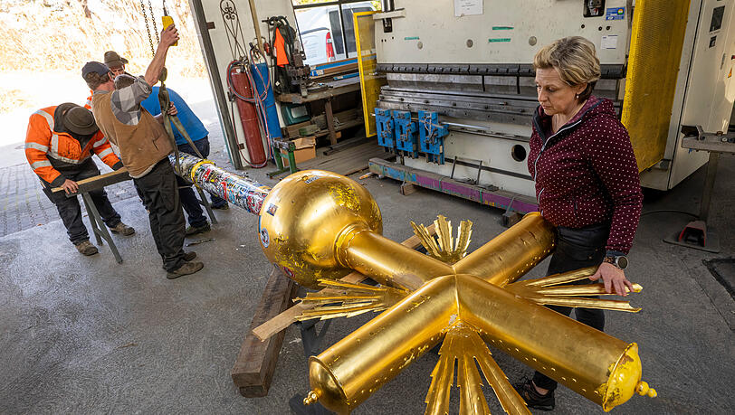 Am kommenden Wochenende (29. November) startet auf der Zugspitze die Skisaison. Bis dahin soll auch das beliebte Gipfelkreuz zurückkehren. Aktuell wird es bei Kunstschmiedin Andrea Würzinger gereinigt und repariert. Am kommenden Wochenende (29. November) startet auf der Zugspitze die Skisaison. Bis dahin soll auch das beliebte Gipfelkreuz zurückkehren. Aktuell wird es bei Kunstschmiedin Andrea Würzinger gereinigt und repariert.