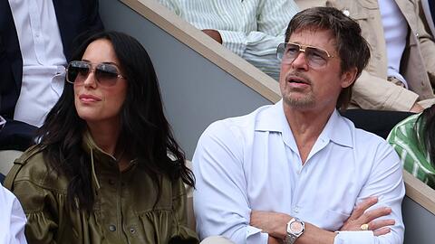 Brad Pitt und Ines de Ramon auf der Trib&uuml;ne in Roland-Garros.