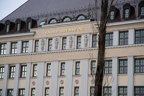 Die Hauptzentrale von Knorr-Bremse liegt in der Moosacher Stra&szlig;e. Der operative Gewinn des Unternehmens lag 2025 bei &uuml;ber einer Milliarde Euro.