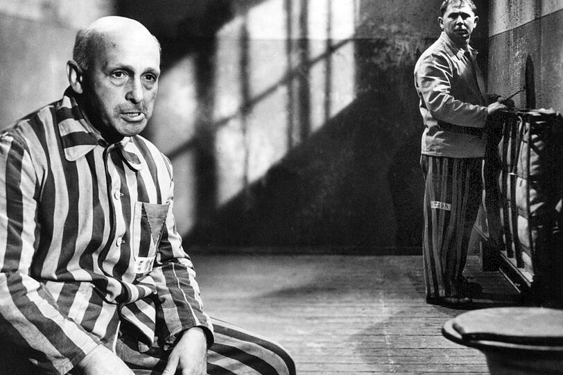 "Nackt unter W&ouml;lfen" - der erste und f&uuml;r viele Jahrzehnte einzige deutsche Film, der komplett im KZ spielt: Die Gefangenen Rose (Peter Sturm, links) und Pippig (Fred Delmare) sollen zum Reden gebracht werden.