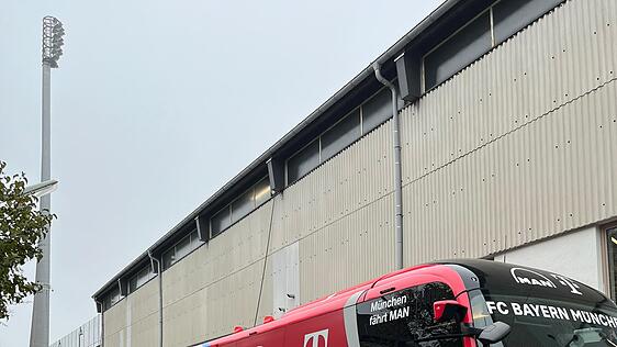 Die Mannschaftsbusse beider Teams stehen einträchtig beieinander. Auf dem Platz wird's heute weniger ruhig zugehen. Die Mannschaftsbusse beider Teams stehen einträchtig beieinander. Auf dem Platz wird's heute weniger ruhig zugehen.