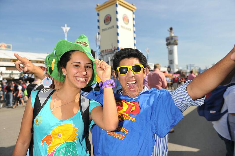 3,5 Millionen Gäste aus aller Welt: Zur Wiesn-Halbzeit wurden 3,4 Millionen Maß Bier getrunken. Bei den Münchnern war besonders der nostalgische Festbereich der &bdquo;Oidn Wiesn&ldquo; beliebt &ndash; etwa 200 000 Besucher waren dort schon zu Gast. Die Zwischenbilanz von Polizei und Rettungskräften fällt positiv aus.