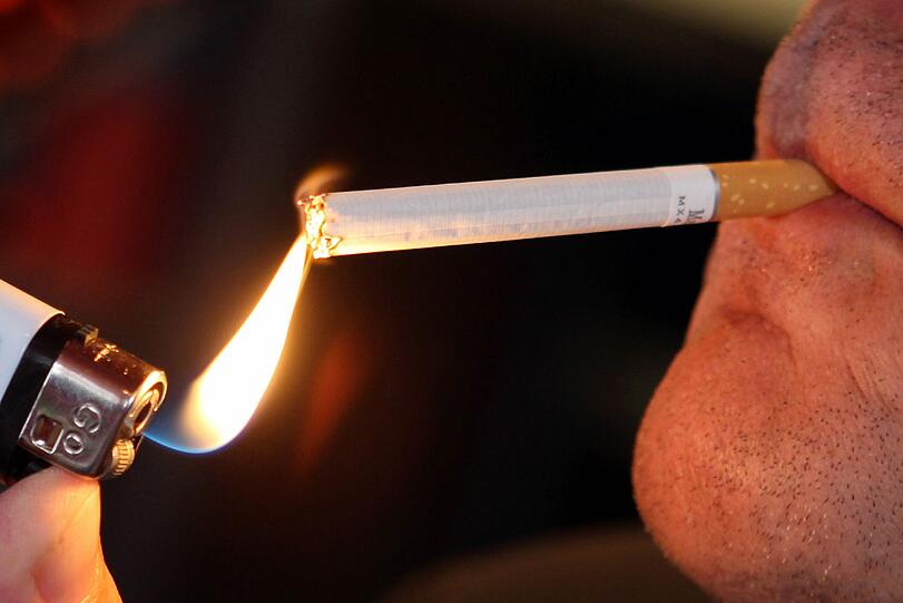 Die Zigarrete anzuzünden wird wahrscheinlich schwer, aber vielleicht braucht man ja mal dringend die Flamme eines Feuerzeugs auf dem Handy-Display - Kein Problem für die App "Encore!".