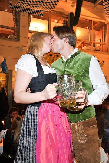 Ein Prosit auf die baldige Hochzeit: Vanessa Dietl und ihr Verlobter Florian Holczak.