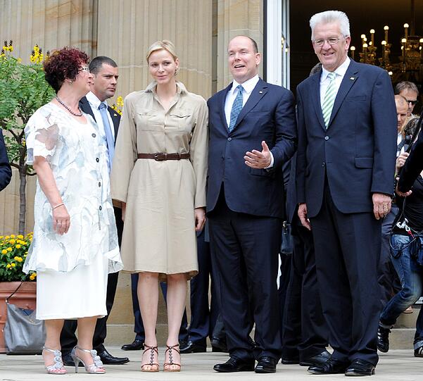 Fürst Albert II. von Monaco und Fürstin Charlene treffen vor dem Staatsministerium in Stuttgart den baden-württembergischen Ministerpräsidenten Winfried Kretschmann und seine Frau Gerlinde.