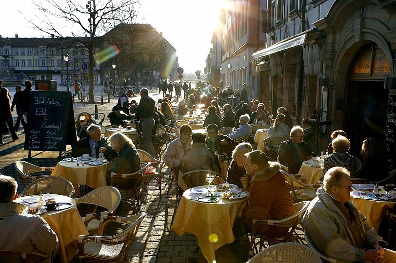 In ERLANGEN sehe es schlechter aus: Dort haben sich zwar weniger Studenten auf einen Wohnheimplatz beworben, dafür seien die Mieten für Studenten weniger attraktiv als in Nürnberg. Die Konsequenz: Viele bleiben bei den Eltern wohnen oder pendeln nach Erlangen.