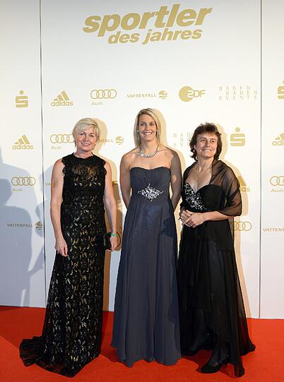 Bundestrainerin der deutschen Frauen-Fußball-Nationalmannschaft Silvia Neid (l-r), Fußballspielerin Lena Goeßling und Co-Trainerin lrike Ballweg.