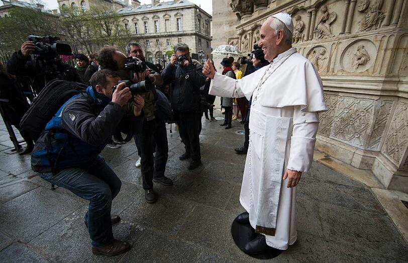 Die Wachsfigur von Papst Franzikus wurde vor der Kathdrale Notre-Dame in Paris der Öffentlichkeit präsentiert