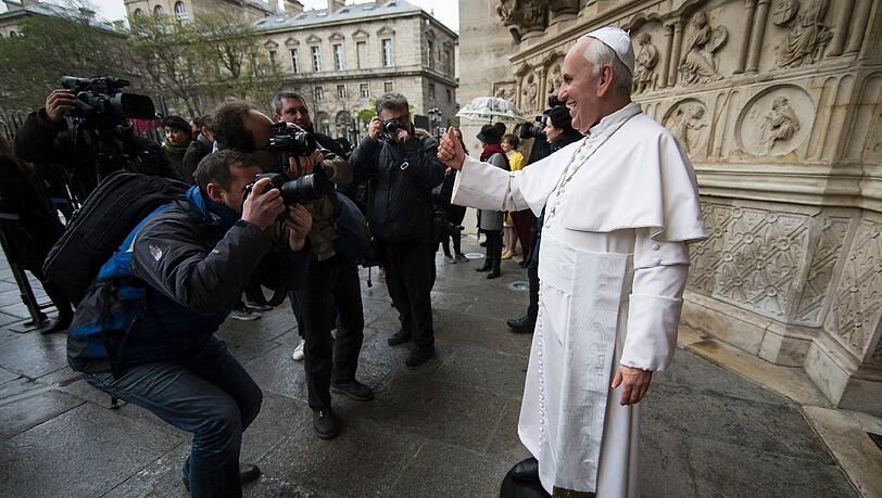 Die Wachsfigur von Papst Franzikus wurde vor der Kathdrale Notre-Dame in Paris der Öffentlichkeit präsentiert