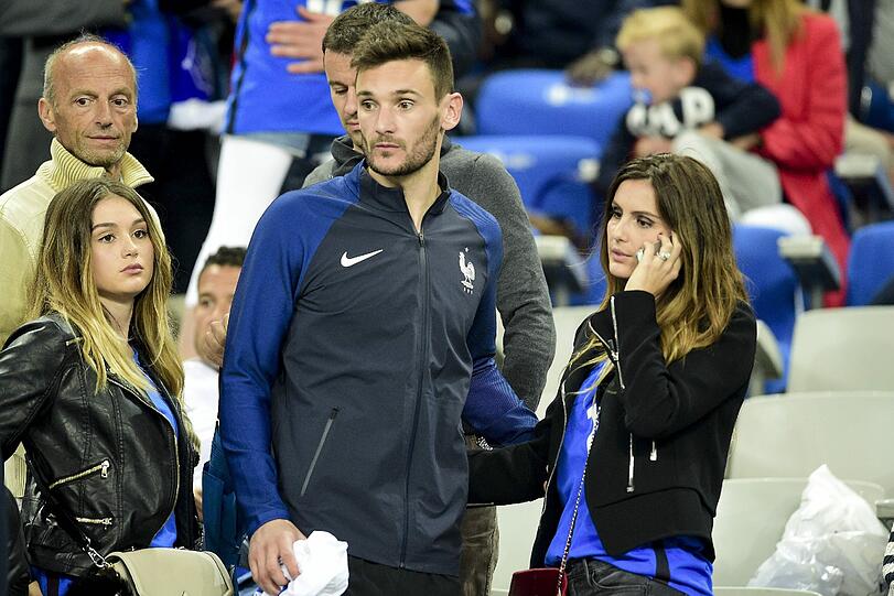 Hugo Lloris und seine Frau Marine haben sich während der Schulzeit kennengelernt. 2012 gaben sie sich das Ja-Wort. Mittlerweile haben sie zwei Töchter - Anna-Rose und Giuliana.
