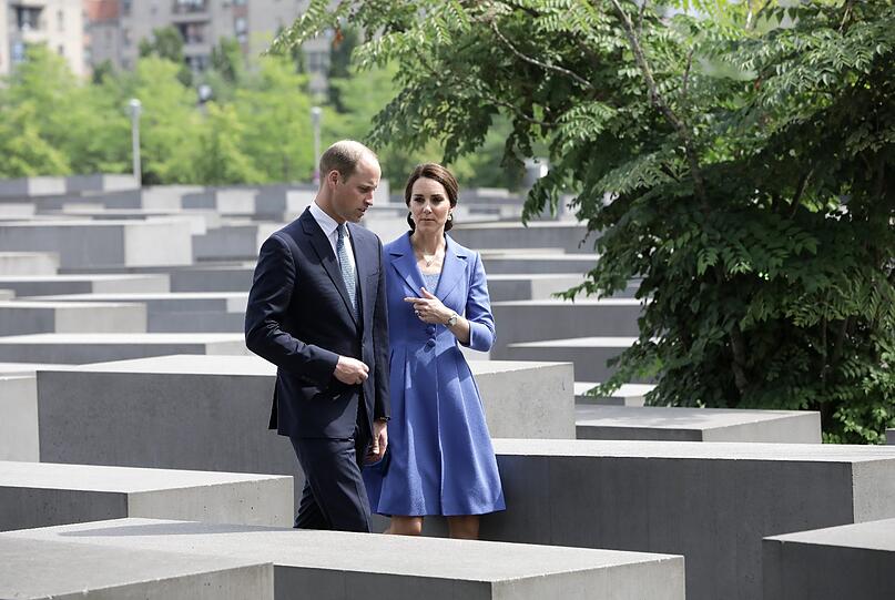 Nachdenkliche Momente: William und Kate im Holocaust-Denkmal in Berlin