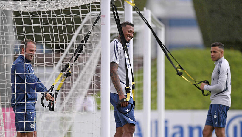 Gute Laune im Trainingslager: Jérôme Boateng (m.) mit Trainer Hansi Flick (l.) und Corentin Tolisso.