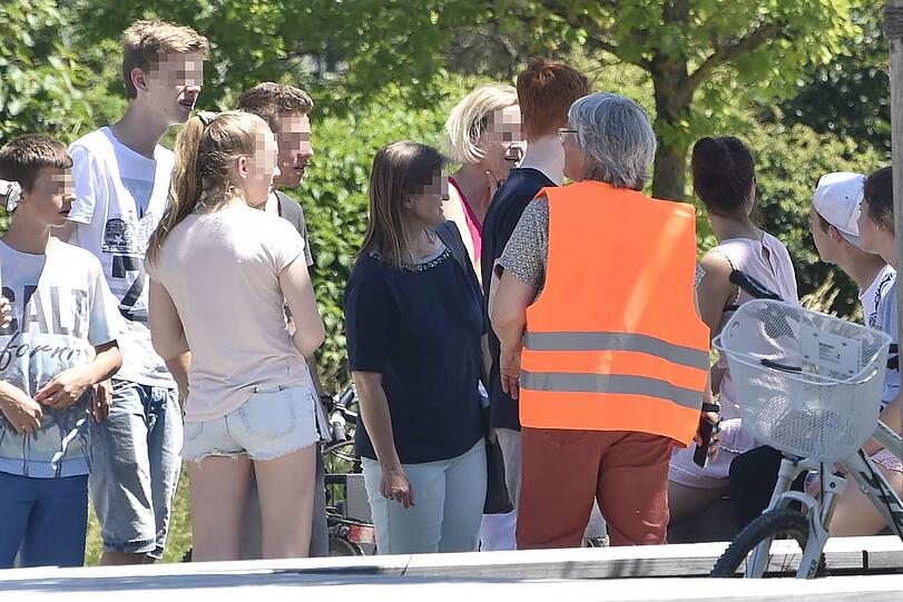 In der Garage des Gymnasiums brannten drei Autos. Die Bilder vom Feuerwehreinsatz.