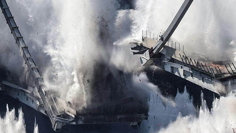 In einer gigantischen Staubwolke sacken die restlichen Pfeiler der Morandi-Brücke in Genua bei einer geplanten Explosion in sich zusammen. In einer gigantischen Staubwolke sacken die restlichen Pfeiler der Morandi-Brücke in Genua bei einer geplanten Explosion in sich zusammen.