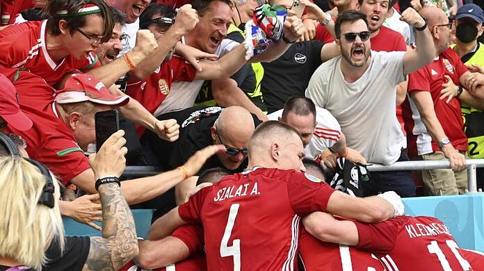 Ungarns Spieler bejubeln das Tor zum 1:0.