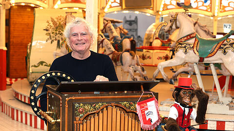 Wie sollte es bei einem Mann der Musik anders sein? Natürlich zieht es Simon Rattle an die Drehorgel. Der neue Chef des Symphonieorchesters des Bayerischen Rundfunks hat sichtlich Vergnügen am Trara auf dem Oktoberfest - und besonders auf der Oidn Wiesn.