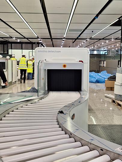 Die neuen CT-Geräte sind auf dem modernsten Stand. Flugpassagiere müssen also ihre Flüssigkeiten und elektronischen Geräte nicht aus dem Handgepäck nehmen. Die neuen CT-Geräte sind auf dem modernsten Stand. Flugpassagiere müssen also ihre Flüssigkeiten und elektronischen Geräte nicht aus dem Handgepäck nehmen.
